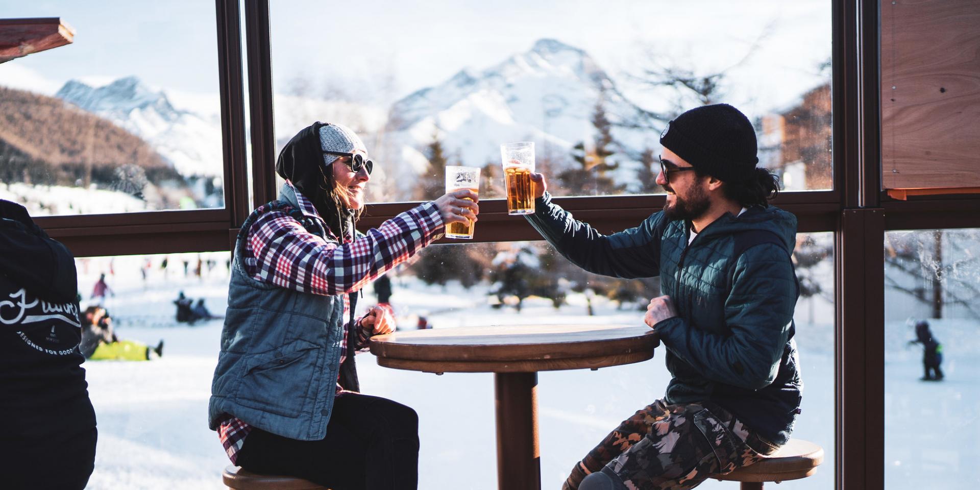 Après-Ski Moments: Enjoying the Bar and Lounge in Chalet La Giettaz